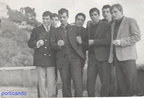 1965 Antonio Statunato con amici
