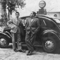 1953 circa Armando De Felicis e il fratello Renato con la lancia ardea
