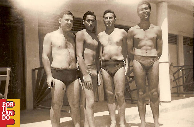 1954  Carmine Leopoldo con il fratello Antonio e amici al lido raja a napoli