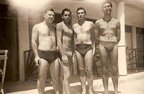 1954  Carmine Leopoldo con il fratello Antonio e amici al lido raja a napoli