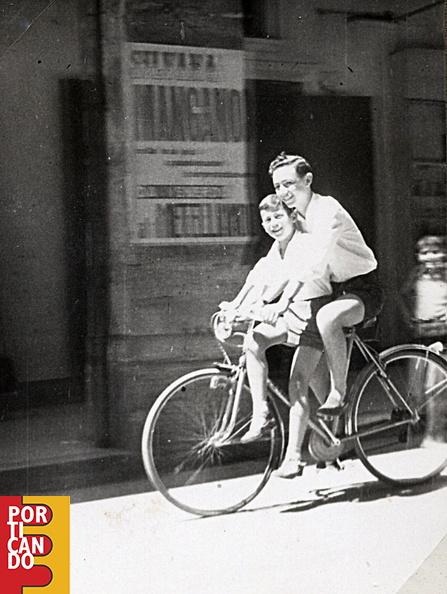 1955 Nino D'Antonio e Alfonso Lambiase in bici sullo sfondo manifesto di Silvana Mangano