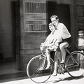 1955 Nino D'Antonio e Alfonso Lambiase in bici sullo sfondo manifesto di Silvana Mangano