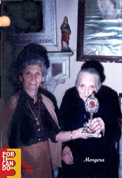 Mamma Lucia E la signora Criscuolo nella chiesa del purgatorio settembte 1979