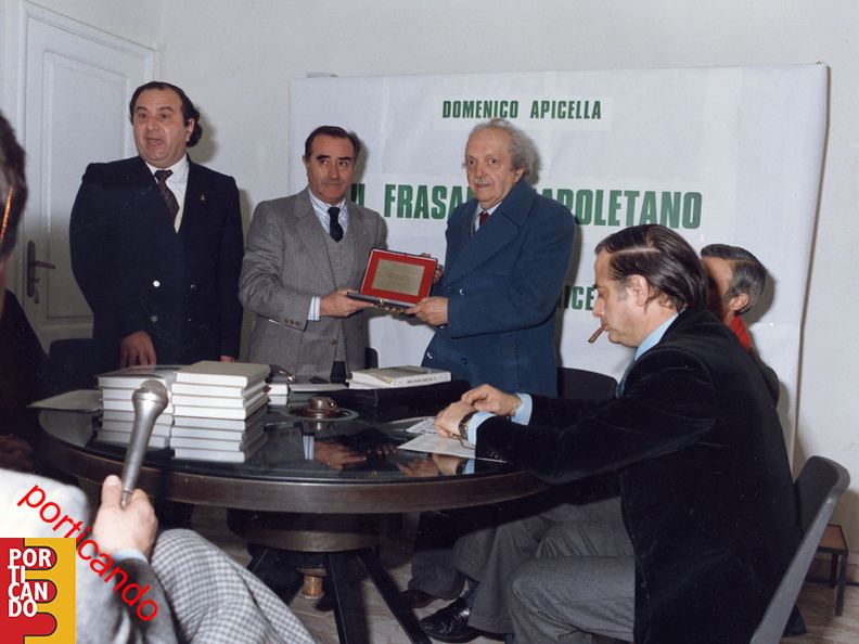 Mimi_Apicella_con_Lucio_Barone_alla_presentazione_del_libro_FRASARIO_NAPOLETANO_1986.jpg