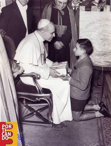 1952 novembre 4 Pio XII riceve in dono da Enzo Mazzariello ( Pippo Buono ) il Pan di spagna della pasticceria Avallone
