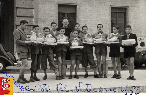 1952 novembre 4 Pippo Buono con i colombi da affrorire a PIO XII a via della conciliazione