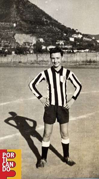 1955_Nino_D'Antonio_con_la_maglia_della_Pippo_Buono_allo_campo_sportivo_comunale_1.jpg