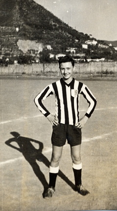 1955 Nino D'Antonio con la maglia della Pippo Buono allo campo sportivo comunale 1