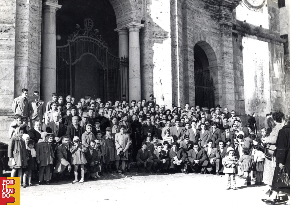 1958 circa padre Baldini con fedeli e membri dell'azione cattolica