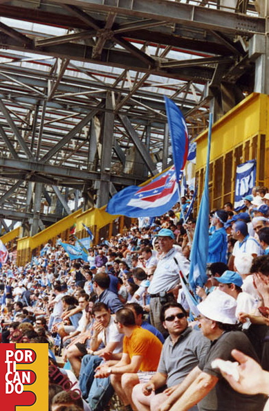 2000 giugno   gruppo di tifosi allo stadio per la partita Napoli Genoa (1)