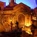 Monaco davanti alla chiesetta del crocifisso