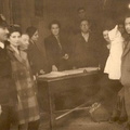 1946 distribuzione dei soccorsi americani in presenza della segretaria comunale