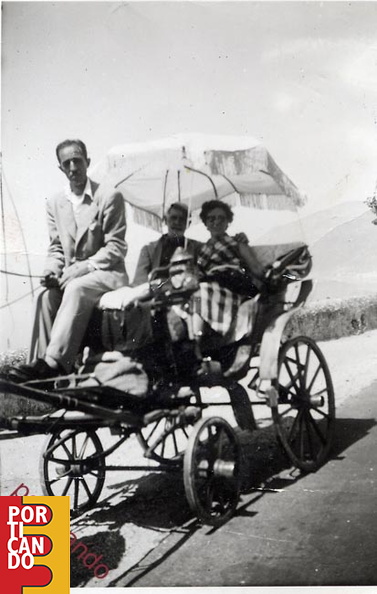 1955 Raffaele Adinolfi con la sua carrozzella in costiera amalfatina