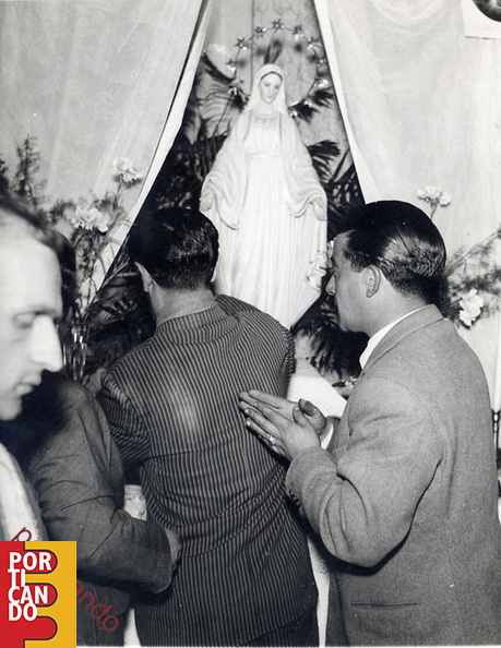1955 la statua della madonne nelle case dei cavesi