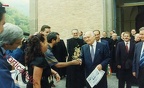 1998 circa Oscar Luigi Scalfaro alla Badia riceve un fiore da Adriano Mongiello e ...una copia di Panorama Tirreno da Rossella Lambiase