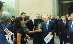 1998 circa Oscar Luigi Scalfaro alla Badia riceve un fiore da Adriano Mongiello e  da Rossella Lambiase