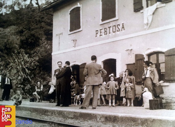 1940 circa stazione Pertosa mio padre ( di spalle) con Lucia Rosa e nonna Rosa