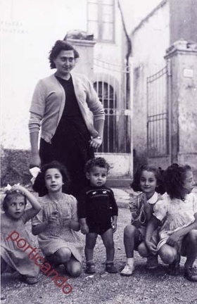1949 a Piazza nicotera io le mie sorelle mia cugina e onesta