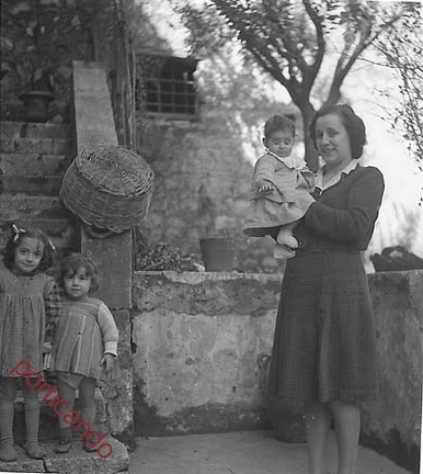 1942 Mia cugina Maria mia sorella Rosa e mia cugina MariaAntonietta ( Mimetta) con la mamma Anna