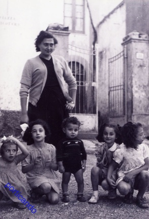 1949 Teresa Rosa Carlo Lucia Panzella con la cugina Mariaantonietta Onesta Cafaro a piazza Nicotera