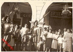 1949 festa di castello in primo piano Franco Bruno Scotti Di Quacquero sullo sfondoLeopoldo Carmine davanti alla pasticceria Civale