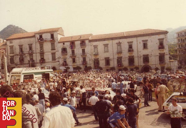 Giro 82 - La piazza si riempie di gente-foto Antonio Luciano