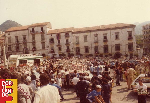 Giro 82 - La piazza si riempie di gente-foto Antonio Luciano