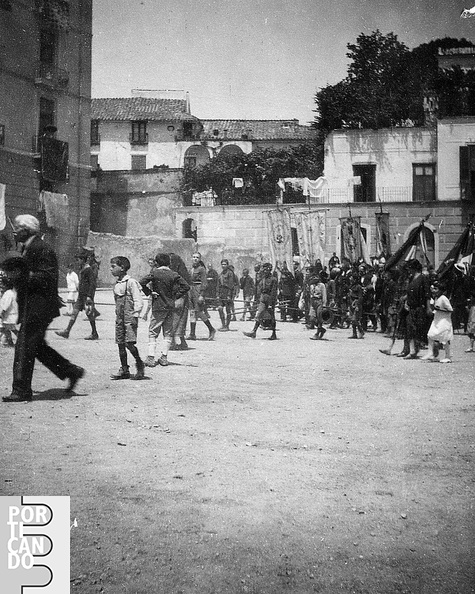 1927_16_maggio_processione_del_Corpus_Domini__a_piazza_sanfrancesco_4_(foto_Brupis_).jpg