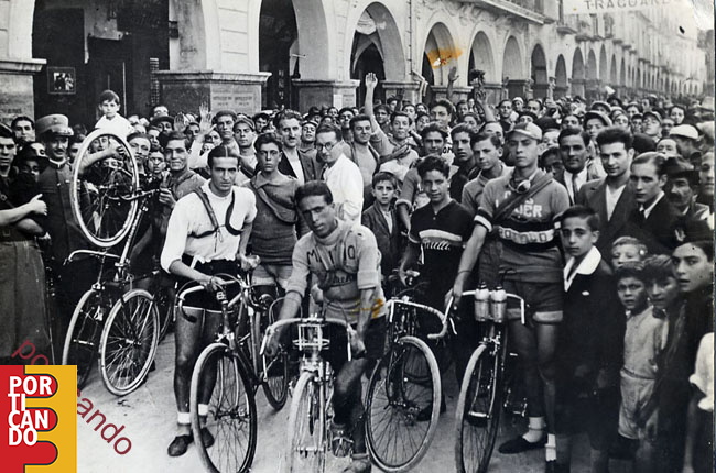1933 partenza giro della Campania con la maglia nera il giovane Salvatore Senatore