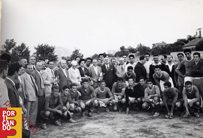 1957 Sagra dei giovani organizzata da sport sud foto di gruppo