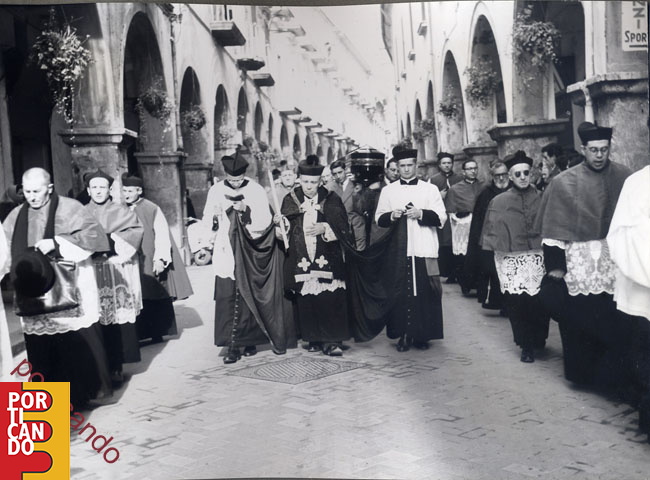 1959 funerali canonico Luigi Avagliano 01 fra gli altri a sx Don Felice ( Filino ) Bisognoal centro il canonico Senatore