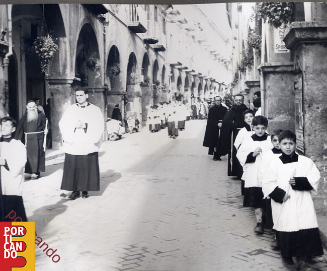 1959 funerali canonico Luigi Avagliano 03 fra gli altri sulla destra Padre Remigio