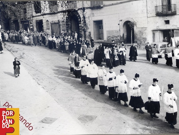 1959 funerali canonico Luigi Avagliano 06 verso la chiesa