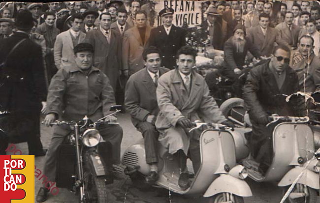 1960 circa befana del vigile  il comandante Benedetto Cannavacciuolo ed il presidente Vespa Club Ugo David