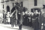 1965 circa amministratori davanti al monumento ai caduti