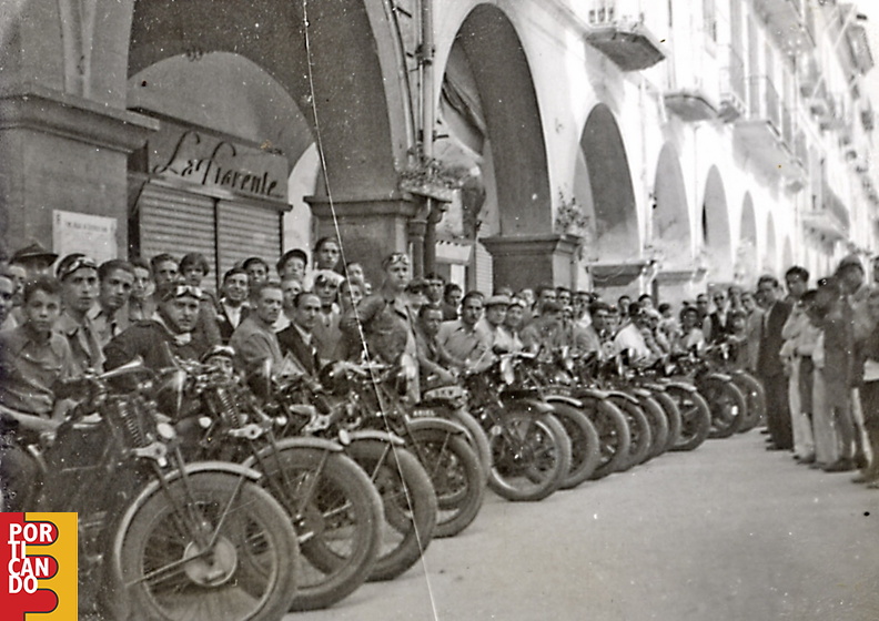 1940_riunione_di_motociclisti_anni_40.jpg
