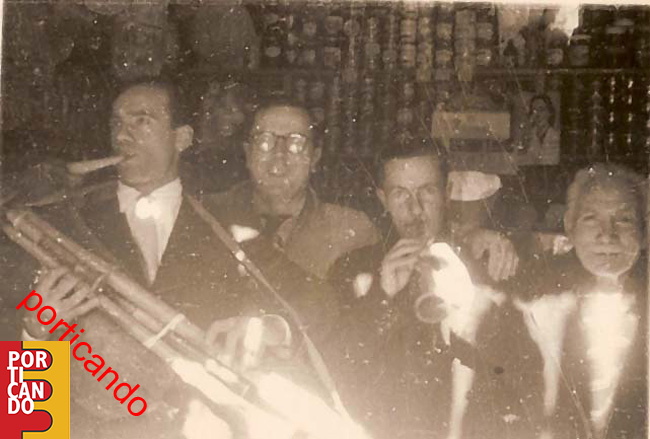 1946_zampognari_nel_negozio_di_armine_Leopoldo.jpg