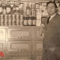 1949 don Carminuccio o baccalaiuolo nella sua bottega di generi alimentari ( foto di carmine leopoldo )