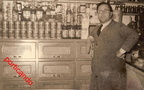 1949 don Carminuccio o baccalaiuolo nella sua bottega di generi alimentari ( foto di carmine leopoldo )
