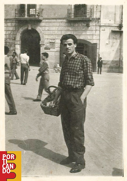 1953 Giovanni Montella in piazza   con la sua ÔÇ£sportaÔÇØ di buone mozzarelle che rivendeva ai negozi  del centro