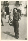 1953 Giovanni Montella in piazza   con la sua ÔÇ£sportaÔÇØ di buone mozzarelle che rivendeva ai negozi  del centro
