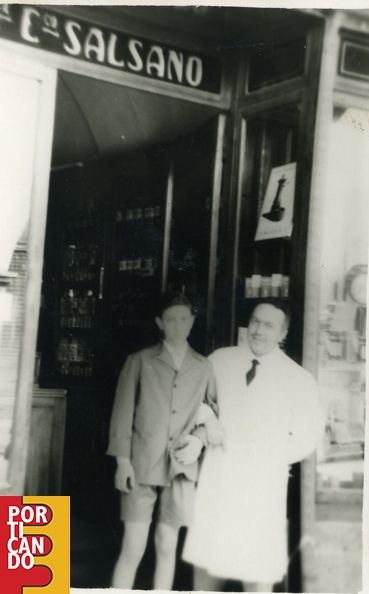1958 circa il giovane Enrico Salsano davanti alla farmacia con il padre Ugo