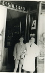 1958 circa il giovane Enrico Salsano davanti alla farmacia con il padre Ugo
