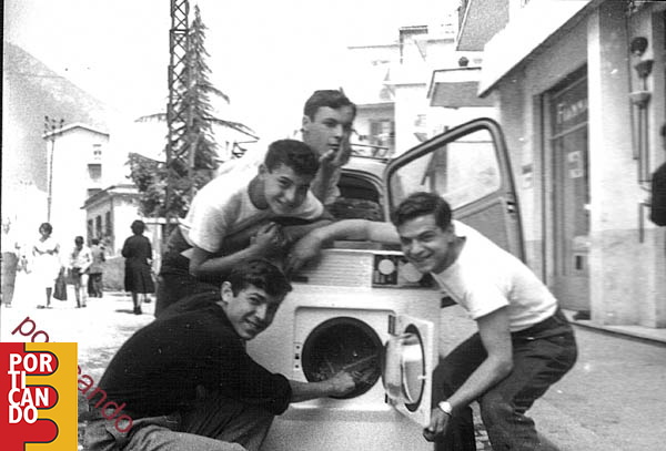 1960_circaconsegna_lavatrice_da_parte_della_ditta_Uglliano.jpg