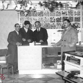 1962 circa Vittorio e Antonio Ugliano  con clienti c so umberto 128