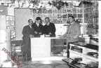 1962 circa Vittorio e Antonio Ugliano  con clienti c so umberto 128