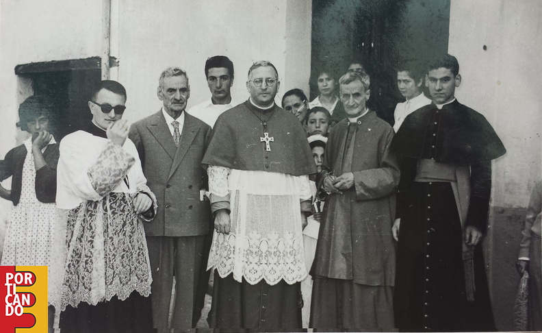 1965_circa_Francesco_e_Vincenzo_Passaro_con_Il_vescovo_Vozzi_e_Caiazza.jpg
