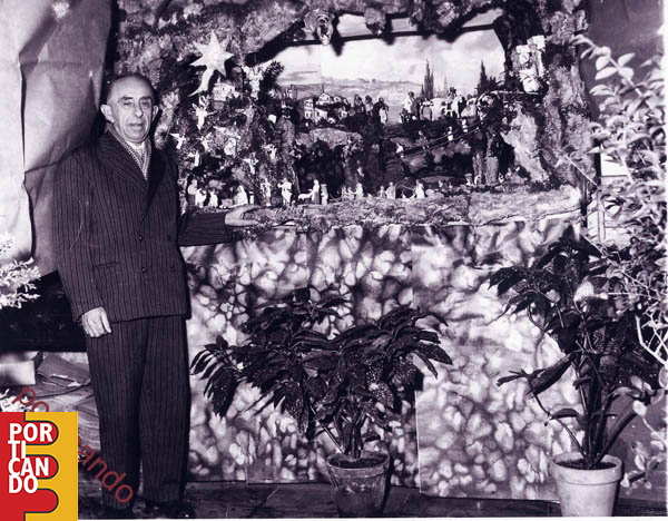 1971 Vincenzo Pinto vicino al presepe