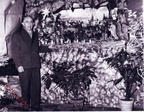 1971 Vincenzo Pinto vicino al presepe