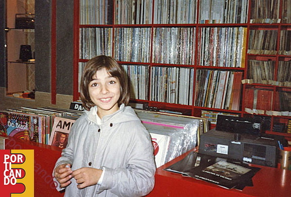 1983 Ugliano Rossella  al banco vendita dischi 1983